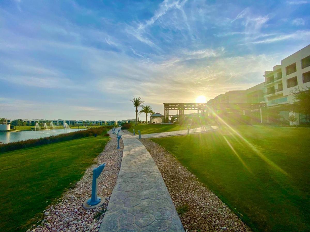 Retaj Salwa Resort & Spa Doha Buitenkant foto Sunrise at the Al-Shaqra residential complex