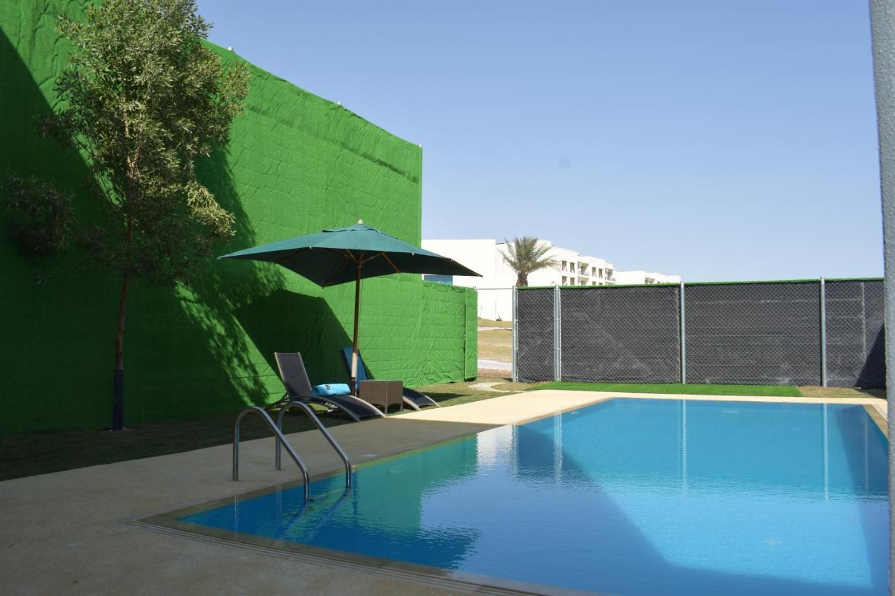 Retaj Salwa Resort & Spa Doha Buitenkant foto A swimming pool in a private garden