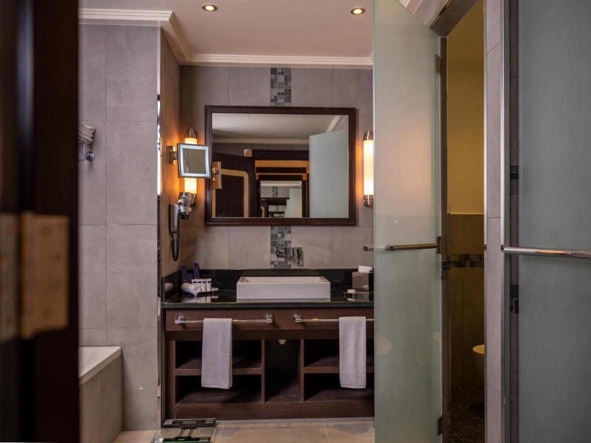 Retaj Salwa Resort & Spa Doha Buitenkant foto Bathroom