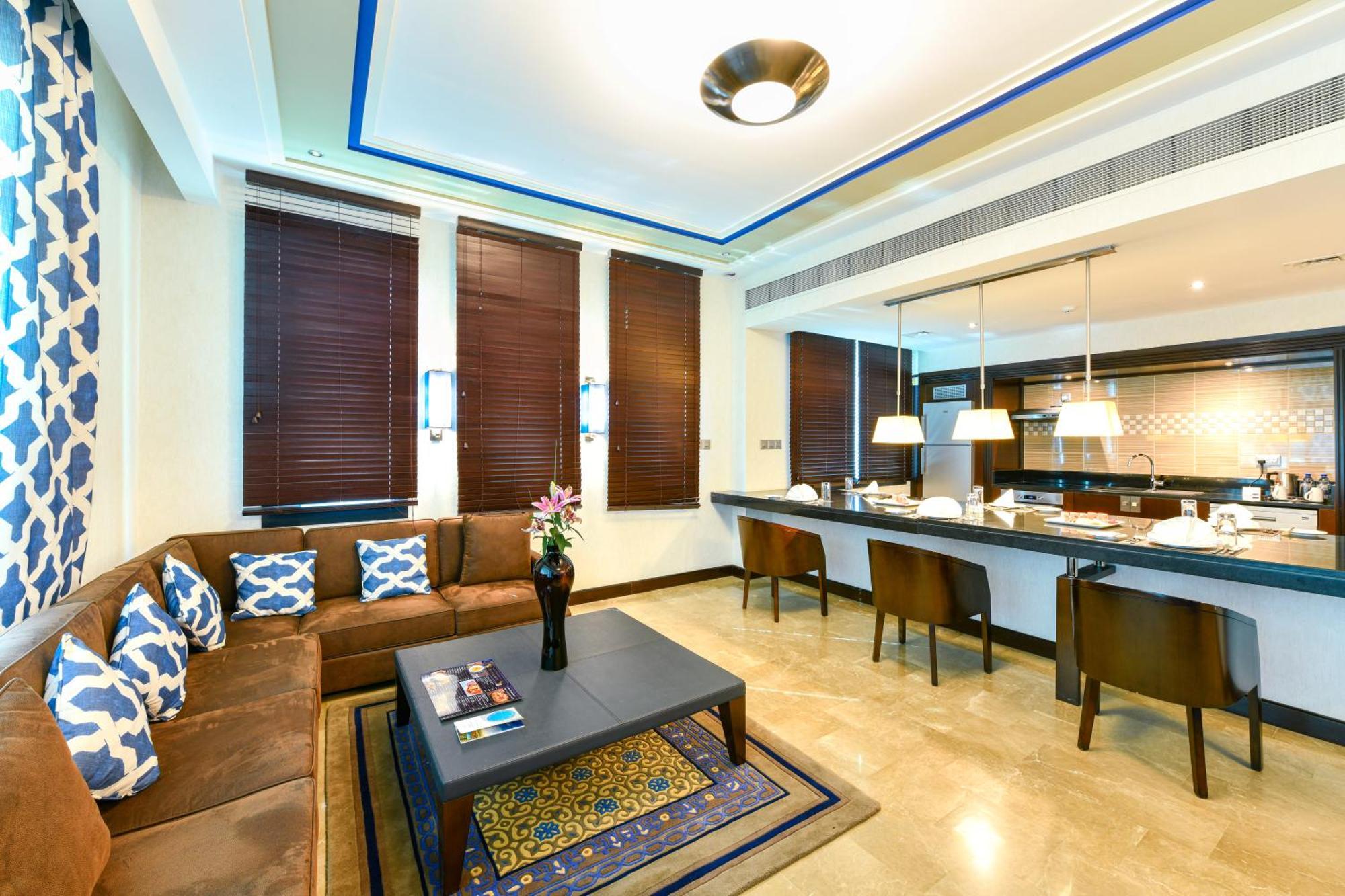 Retaj Salwa Resort & Spa Doha Buitenkant foto A suite at the hotel
