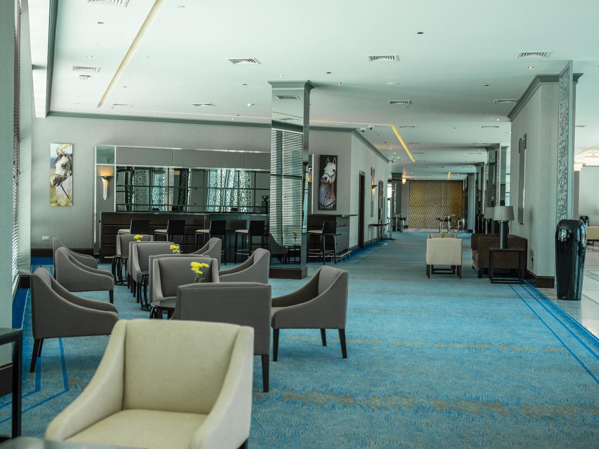 Retaj Salwa Resort & Spa Doha Buitenkant foto The lounge at the airport