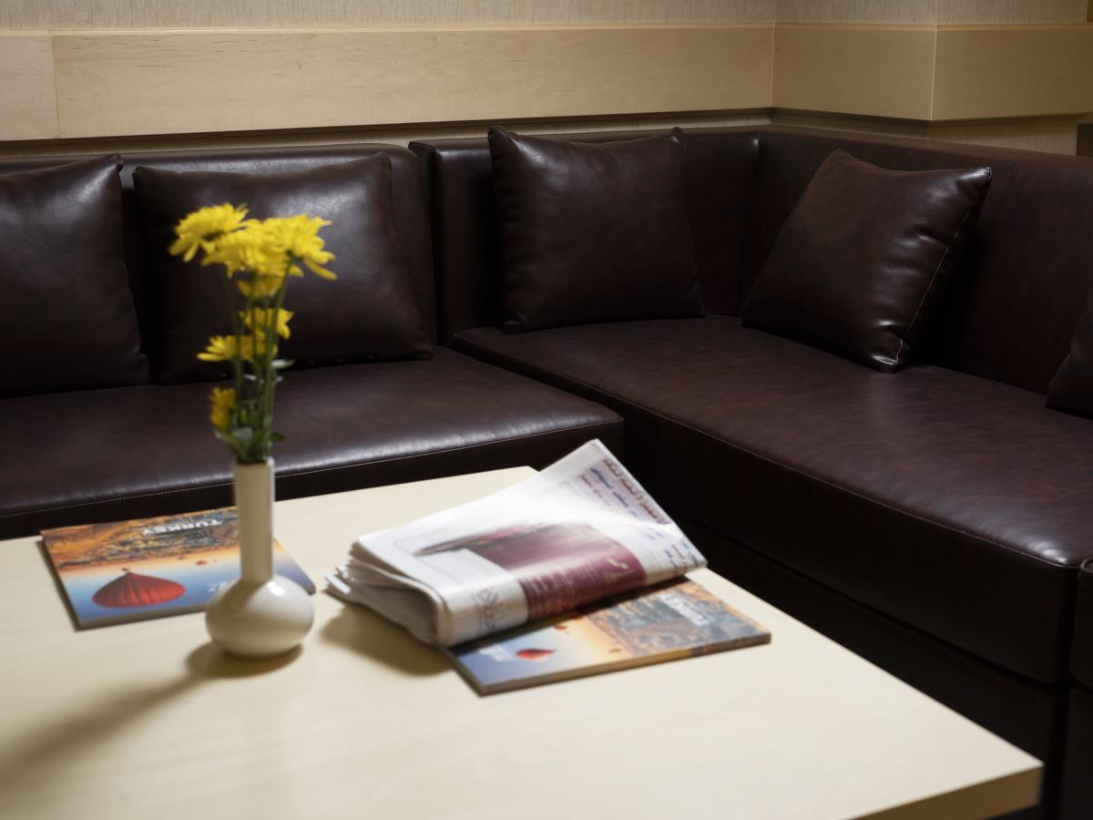 Retaj Salwa Resort & Spa Doha Buitenkant foto A leather sofa