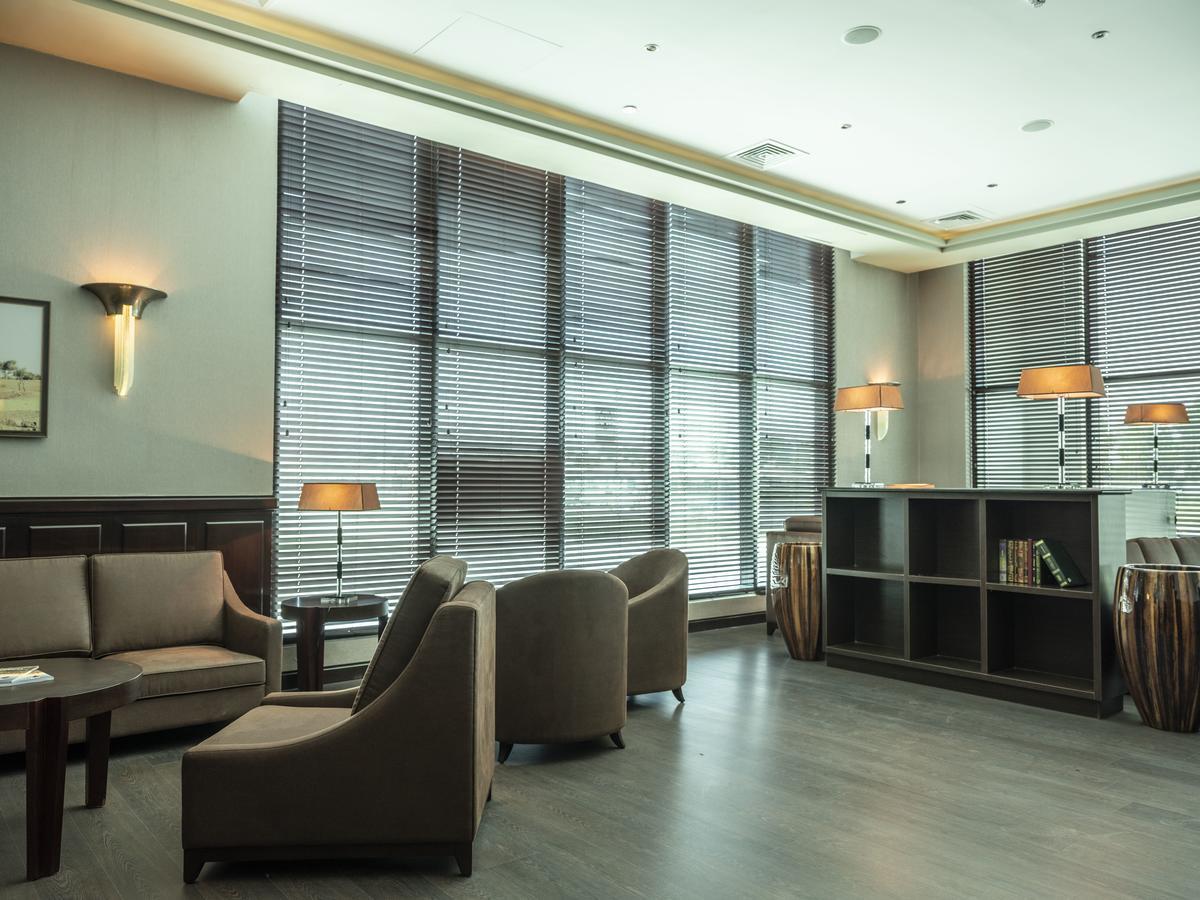 Retaj Salwa Resort & Spa Doha Buitenkant foto The lounge at the airport