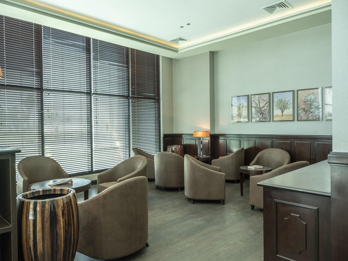 Retaj Salwa Resort & Spa Doha Buitenkant foto The lounge at the airport