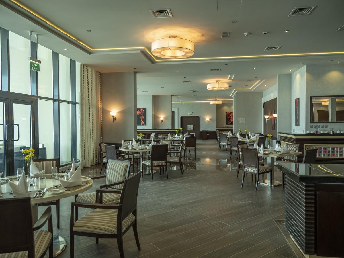 Retaj Salwa Resort & Spa Doha Buitenkant foto The restaurant at the hotel