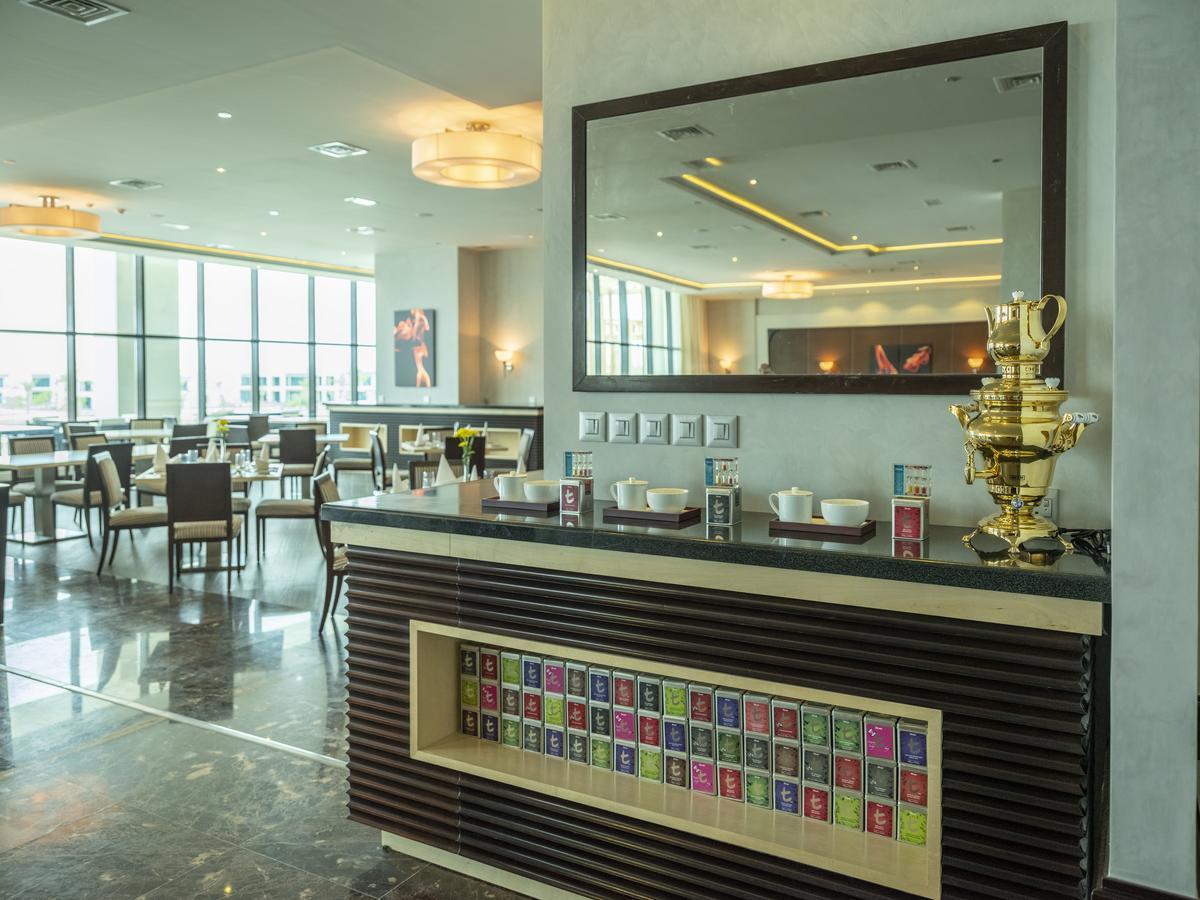 Retaj Salwa Resort & Spa Doha Buitenkant foto The lounge at the airport