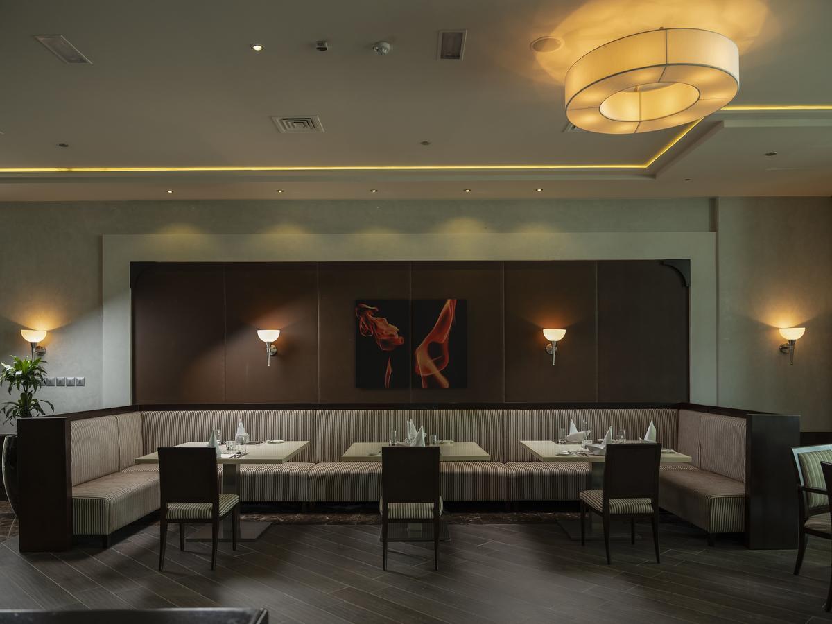 Retaj Salwa Resort & Spa Doha Buitenkant foto The interior of the restaurant