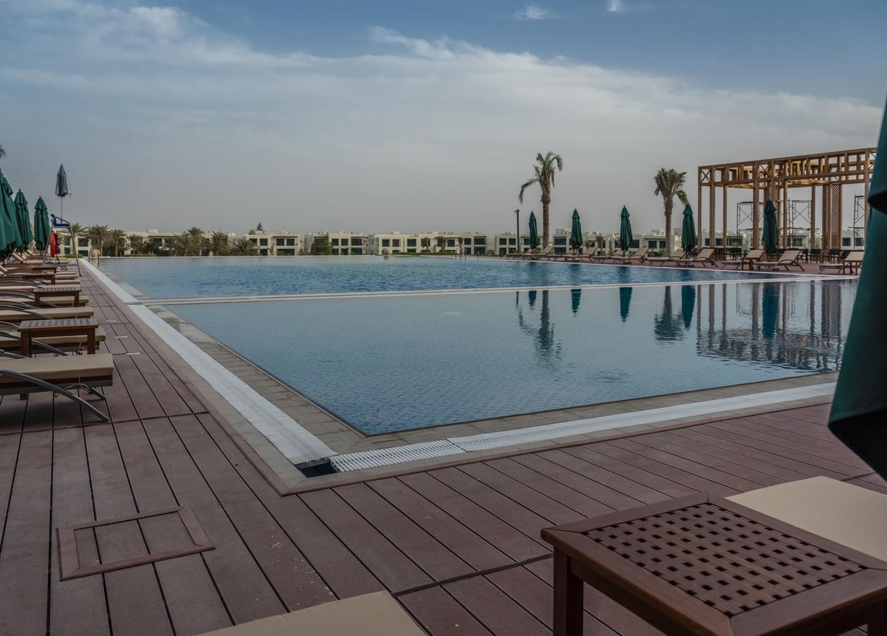 Retaj Salwa Resort & Spa Doha Buitenkant foto The swimming pool at the Ritz-Carlton, Dubai