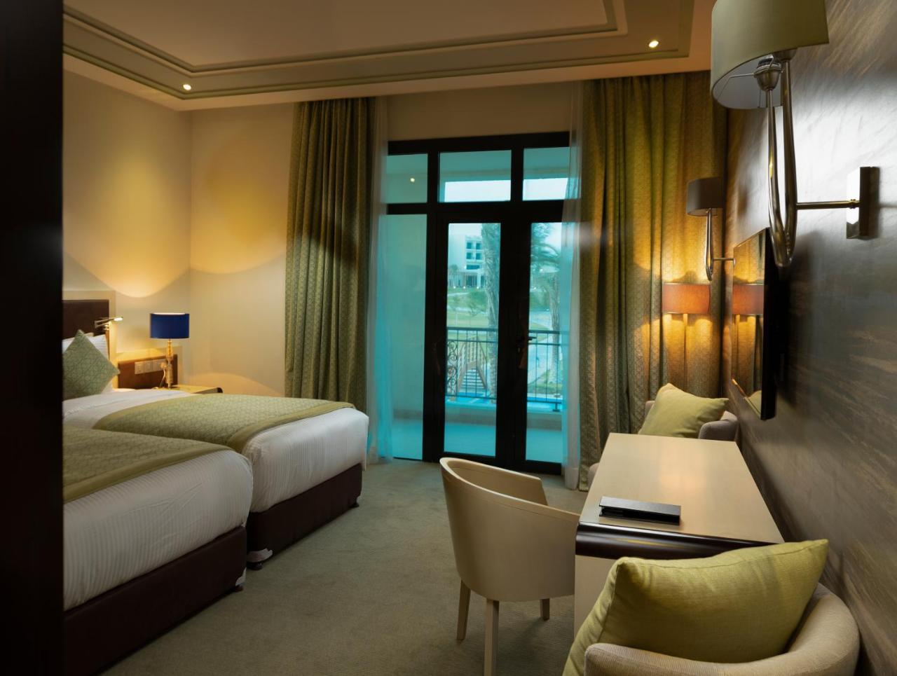 Retaj Salwa Resort & Spa Doha Buitenkant foto A room at the hotel