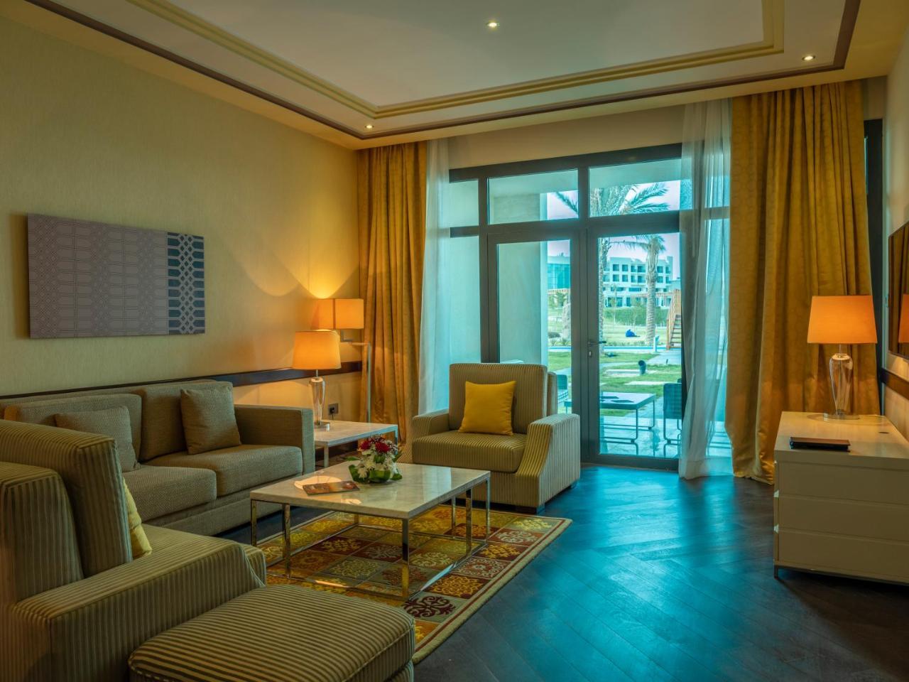 Retaj Salwa Resort & Spa Doha Buitenkant foto A living room at the hotel