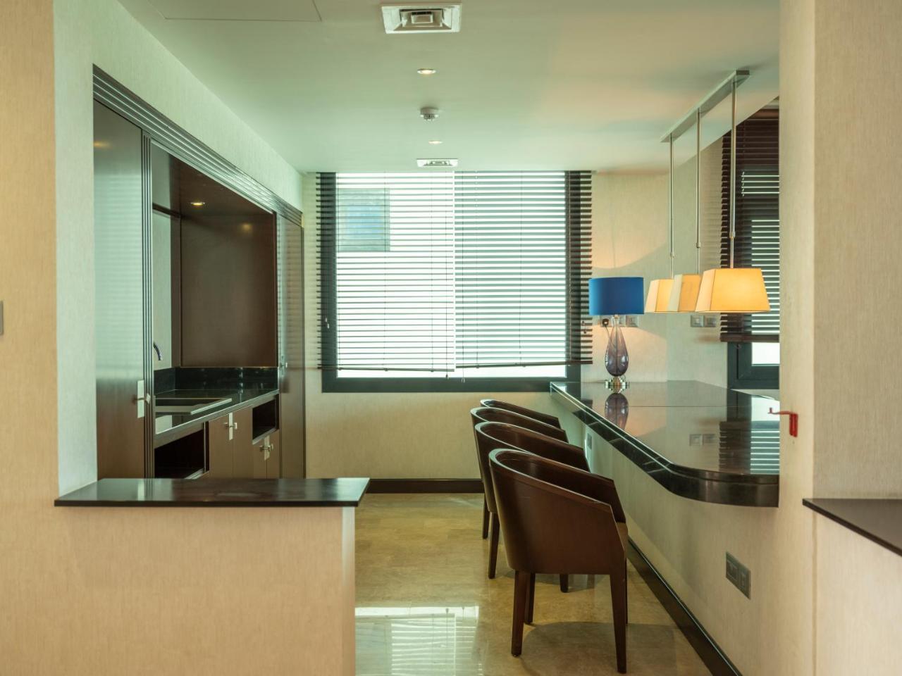 Retaj Salwa Resort & Spa Doha Buitenkant foto A kitchen in a serviced apartment