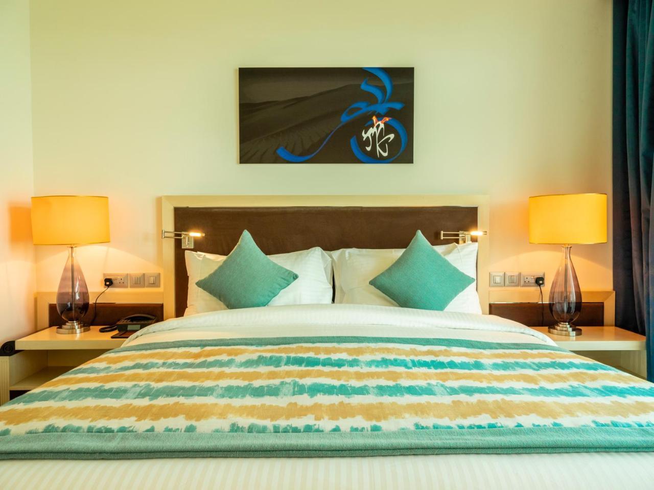 Retaj Salwa Resort & Spa Doha Buitenkant foto A bedroom at the hotel