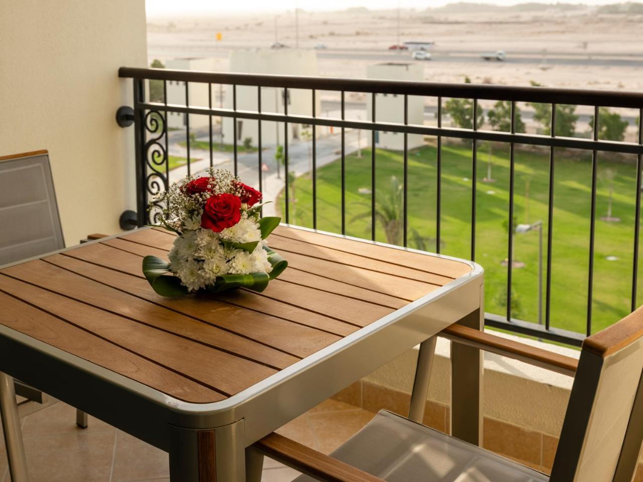 Retaj Salwa Resort & Spa Doha Buitenkant foto A balcony
