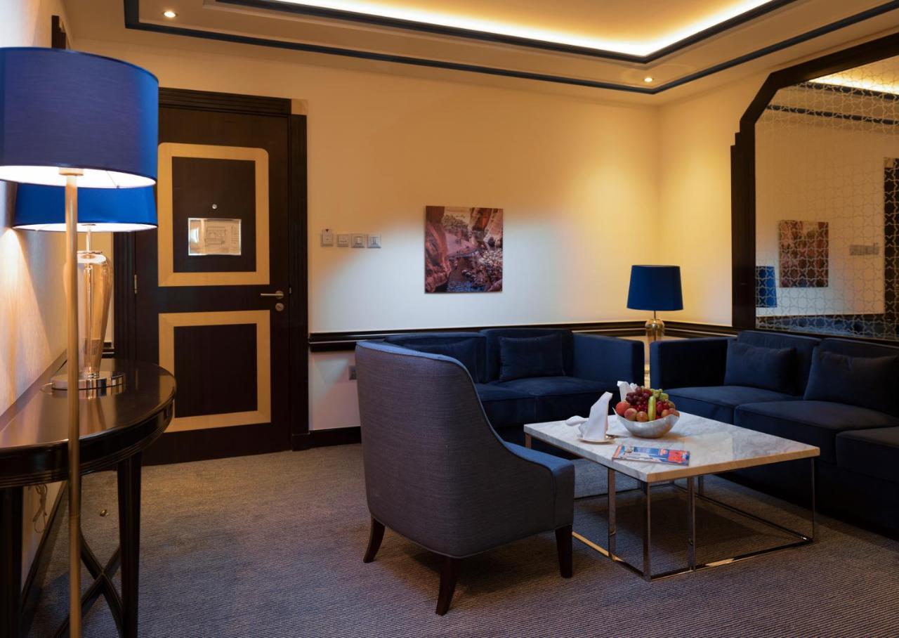 Retaj Salwa Resort & Spa Doha Buitenkant foto A suite at the hotel