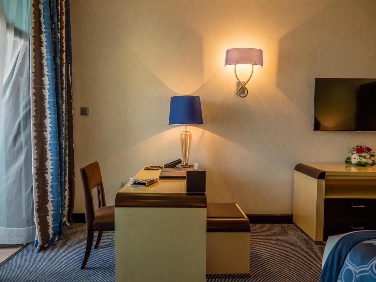 Retaj Salwa Resort & Spa Doha Buitenkant foto A room at the hotel